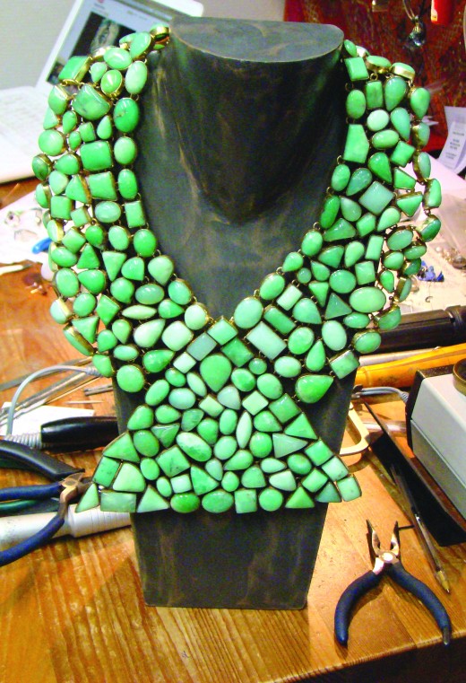 Dans sa boutique-atelier Dilip Jindal taille des pierres naturelles et crée des bijoux uniques tel ce spectaculaire collier constitué de 200 chrysoprates et qui a nécessité un mois de travail.  ©Alexia Belucci